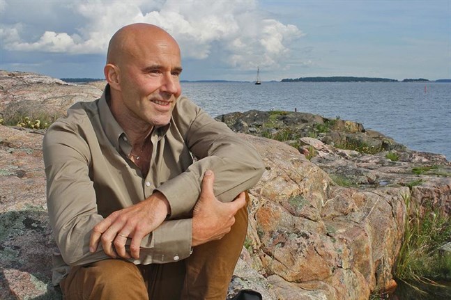 Han har sommarställe på Åland och tre syskon i Helsingforstrakten, det är Mark Levengoods viktigaste kontakter till Finland.