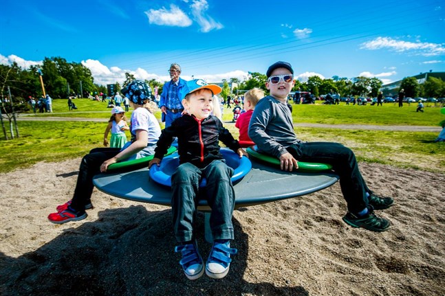 Matias Karhunen, 4, höll i sig hårt i snurran.