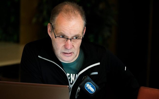 Eero Välimäki varnar österbottningarna: ge inte ut kreditkortuppgifter åt någon.