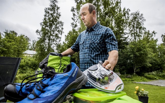 Packningen väger runt 17-18 kilogram. Fem matpaket sänds ut på förhand. En radio och en solcellsladdare finns också med.