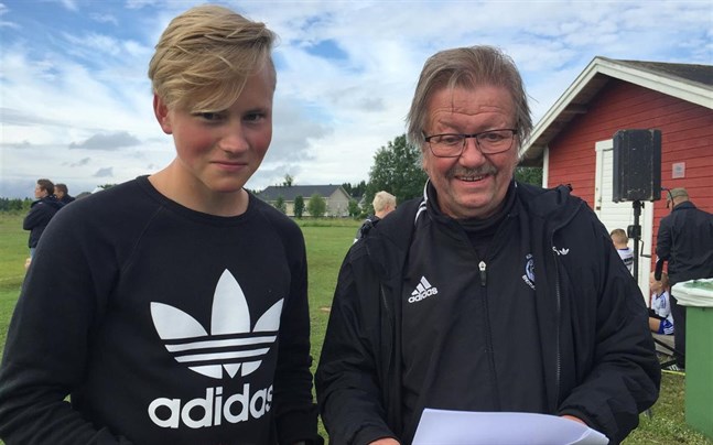 Isac Silvan (t.v.), matchens enda målskytt på Falli. Här i samspråk med Sten Kolehmainen.