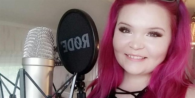 Smedsbytjejen Céline "Zéline" Grönholm har nyss gått ut artist- och musikerlinjen på Kulturama i Stockholm.