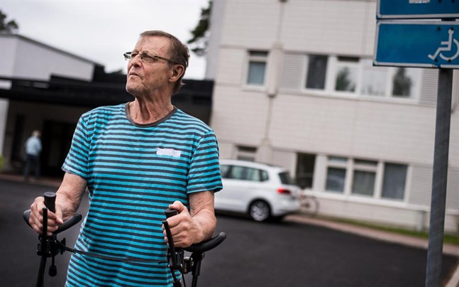 Lasse Mäkipelto tycker det finns stora brister i hur taxitransporterna fungerar. – Det här är löjligt. Jag tycker det måste komma fram hur det går till, säger han.