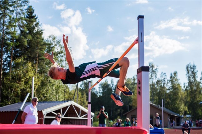 IF Drotts Alexander Björkgren plockade inte bara guldmedaljer utan passade också på att putsa sina personliga rekord, då juniorerna tävlade på DM-nivå i Närpes. I höjd förbättrade han rekordet med sex centimeter.
