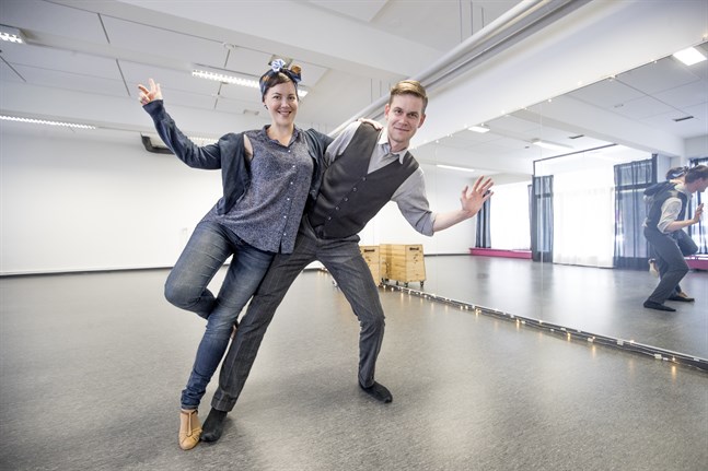 Vi ser det här som en dans- och fitnesstudio. Andra grupper får gärna höra av sig. Här finns möjlighet att ordna till exempel yoga eller gympa, säger Sabine Mickelsson, som här dansar med Petri Blomqvist.