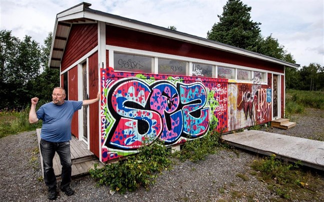 Sakari Siponkoski sköter fotbollsplanen på Kyrkbacken. Måttet är rågat, nu flyttas huset från platsen.