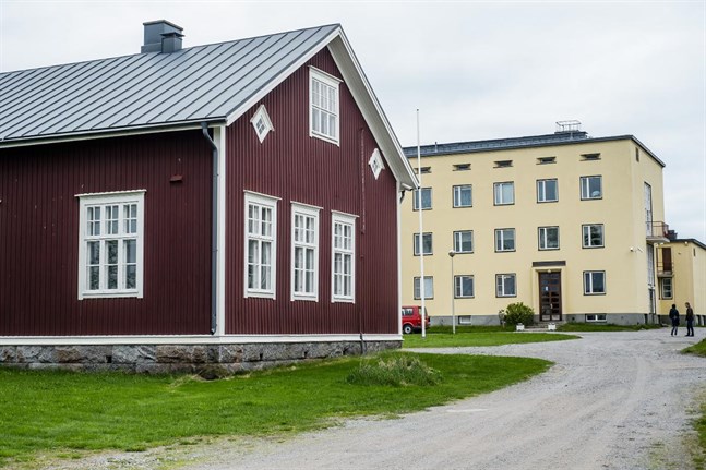 Lagmansgårdens skolbyggnad och internat ligger i Östensö i Pedersöre.