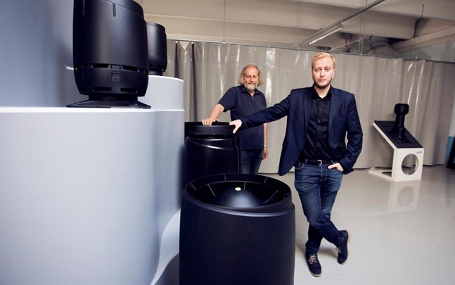 Vilpe tillverkar bland annat takgenomföringar och takhuvar. På bilden visar Eero Saikkonen och Tuomas Saikkonen upp företagets nya takhuvar.