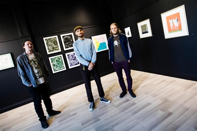 De unga konstnärerna Ville Hiltunen, längst till vänster, Teemu Sorila och Hermanni Wolff. Bilden togs när trion ställde ut i Black Wall Gallery för några år sedan.