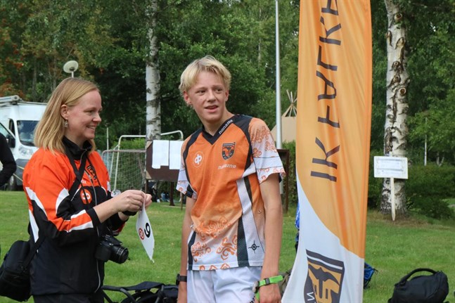 Emil Jansson i samspråk med mamman Tuija Jansson.