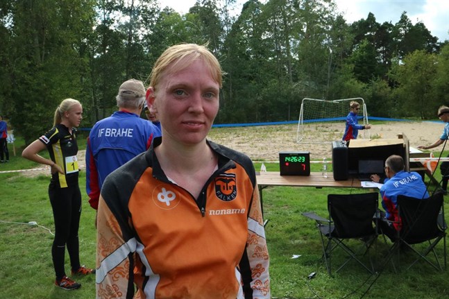Lina Lindfors var den enda damen som tog sig an utmaningen att avverka nattorienteringen i Larsmo.