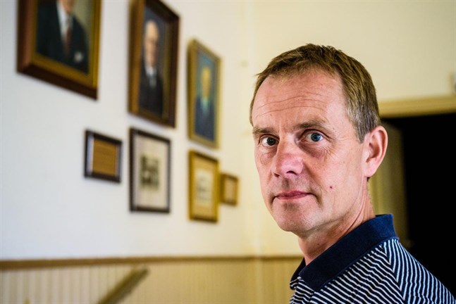 Mikael Fröjdö, ordförande för Kronoby ungdoms- och nykterhetsförening, är ivrig att starta upp ny ungdomsverksamhet i Samlingshuset tillsammans med Folkhälsan.