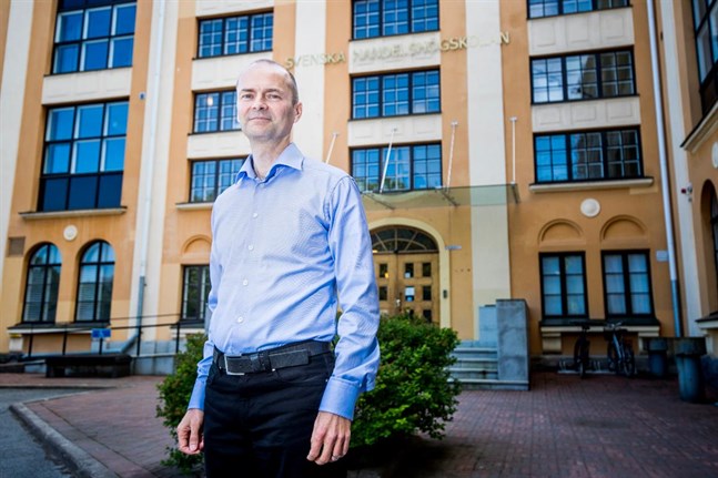 Petri Mäntysaari är professor i handelsrätt på Svenska handelshögskolan. Han trodde knappt sina ögon när han läste VBL:s artikel om väggmålningarna i The Old Irish Pub.