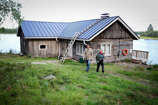 Björkören är en av de hyressstugor i Kvarken som Forststyrelsen underhåller. På bild Kari Hallantie och Merja Aakko. Bilden är en arkivbild från 2017.