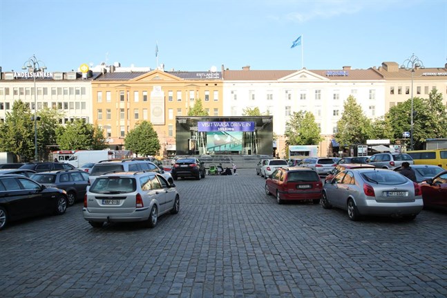 Arkivbild från drive-in-bio i Vasa. I Nykarleby hålls bion vid Andra sjön. Dels för att det är en häftig biomiljö, men också för att det ska vara mörkt runt omkring för bästa möjliga bioupplevelse.