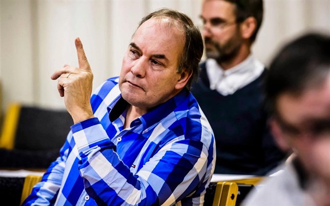 Peter Albäck tror sig ha förargat Sannfinländarnas partiledning. Enligt Albäcks inlägg på Facebook har partisekreterare Arto Luukkonen svarat Albäck och antytt att det kan finnas grund för uteslutning.