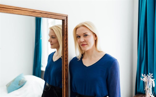 Författaren Johanna Holmström läser sina nyskrivna dikter som fått en egen ljuvärld med musik och effekter.