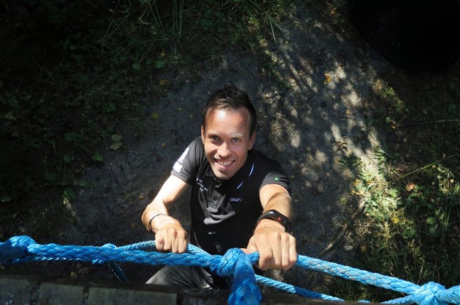 Joakim Träskelin på väg uppför ett av hindren i Valhalla Obstacle Race för drygt tre år sedan. Folkhälsan hoppas att det ska vara möjligt att ordna hinderbanelopp vid Norrvalla i slutet av maj.