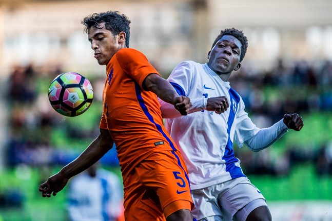 Serge Atakayi i Finlands färger i kamp mot högerbacken Owen Wijndal från Nederländerna.