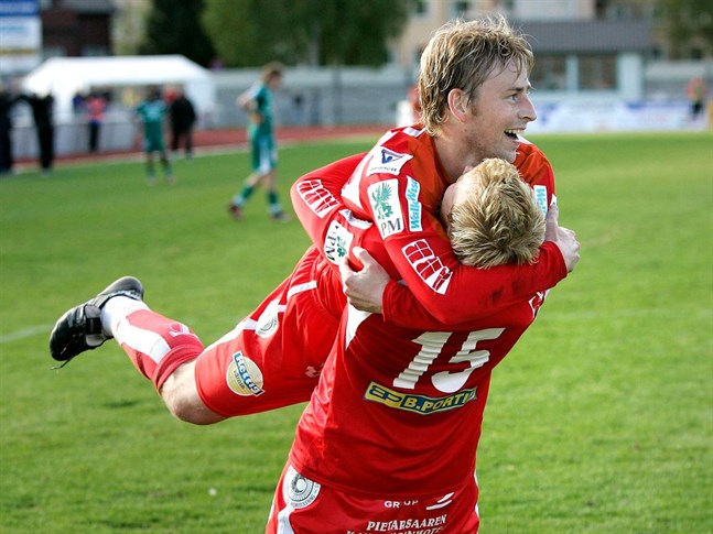 Här hoppar Jimmy Wargh upp i Mikko Paatelainens famn efter ett mål 2006.