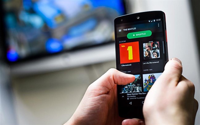 Som oftast när det gäller ny teknik handlar 5G i hög grad om ekonomiska intressen. Mycket pengar satsas på att utveckla självkörande bilar, beroende av snabb mobilkommunikation, i en tid när vi borde minimera privatbilismen, skriver Viking Högnäs.