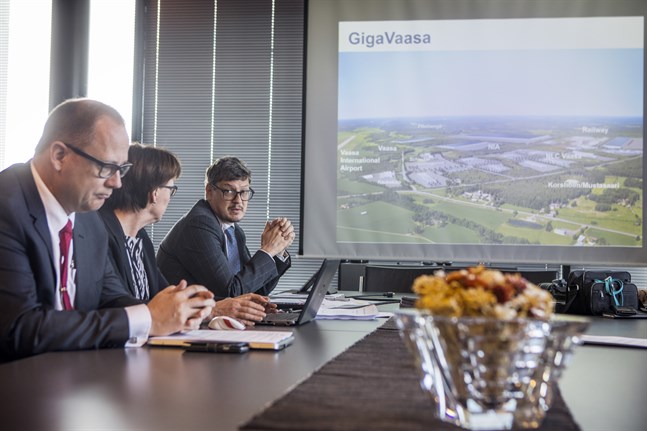 Gigavasaprojektet drivs av Vaasa Parks och Ulla Mäki-Lohiluoma, här flankerad av Vasas Tomas Häyry och Korsholms Rurik Ahlberg.
