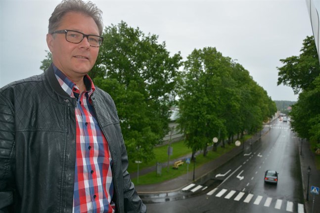 Tidtabellen är väldigt ambitiös och nu kan man inte säga om den håller, säger Patrick Ragnäs som leder styrgruppen för Österbottens välfärdsområde.
