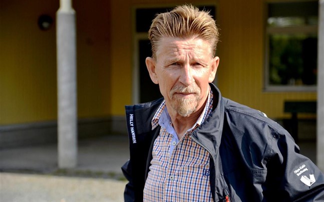 Carl-Gustav Mangs håller på en enkät i fusionsfrågan och kommer att föreslå det i stället för en rådgivande folkomröstning.