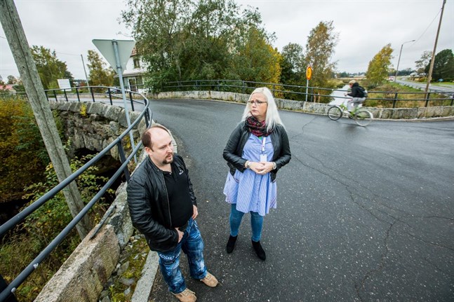 Micael Westerholm och Pia-Maria Toivio har samlat namn för att förbättra trafiksäkerheten på vägarna runt museibron i Toby.