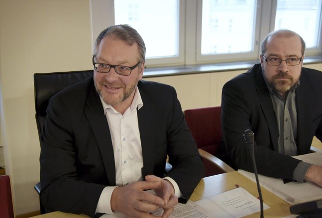 Pappersförbundets ordförande Petri Vanhala med sekreteraren Juhani Siira.