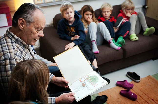 Fyra företrädare för skolvärlden bjuder in alla äldre till skolans och ungdomarnas sfär. På bilden (från 2011) läser skolmorfar Christian Nylund för övis-elever.