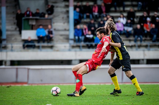 Charalampos Chantzopoulos mot Konsta Rasimus i Honka, när han spelade i Jaro.