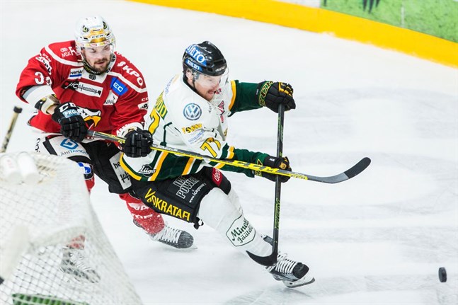 Marcus Fagerudd, här närmast kameran i Ilvesdress, lånas ut till Vita Hästen.