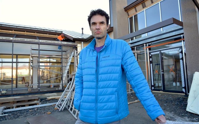 Tillgången på doser avgör takten och tidsbokningen för coronavaccinering, säger Närpes vård- och omsorgsdirektör Jim Eriksson.