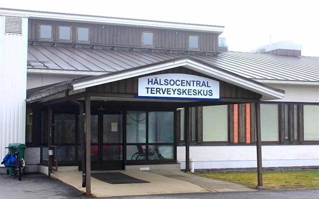 Personer som besökt Närpes hälsocentral under vissa tidpunkter förra veckan uppmanas vid symptom på covid-19 ta coronatest.