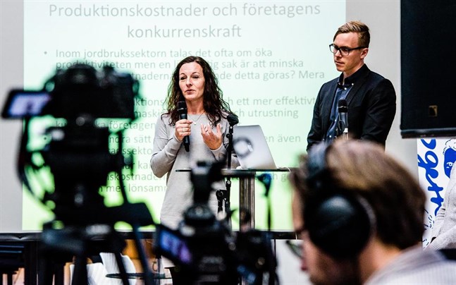 En del likheter och olikheter inom Svenskfinland överraskade forskaren Marina Lindell. Bilden är tagen under ett seminarium med Janne Berg.