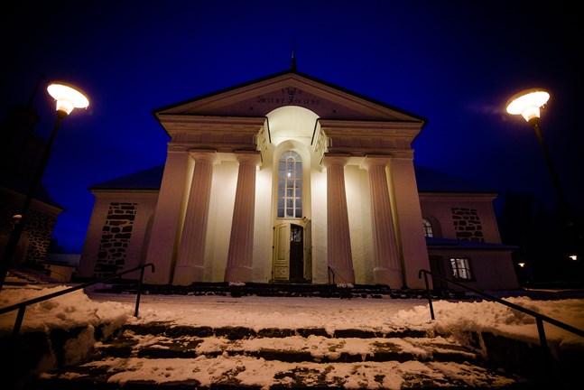 Pedersöre kyrka har tillägnats Sankt Olav, precis som Närpes kyrka.