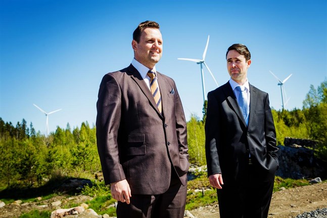 EPV Vindkrafts vd Frans Liski (till höger) med EPV Energis vd Rami Vuola vid invigningen av Torkkola. Nu blir parken dyrare för bolaget.