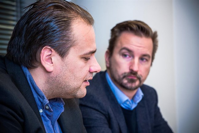Tragiskt, säger informationschef Steven Frostdahl på Svenska Österbottens pälsdjursodlarförening om farmattacken i Kalajoki. Föreningen har under onsdagen informerat alla pälsfarmare i Österbotten om attacken och många är nu extramycket på sin vakt. Till höger i bild SÖP:s verksamhetsledare Dan-Ove Stenfors.