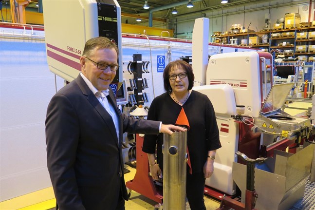 Lars-Erik Schöring, vd för Leinolat Group, och Anne Hanka, vd för T-Drill säger att T-Drill växer och mår bra.