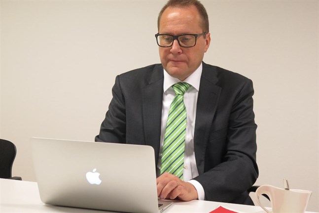 Christian Näsman jobbar själv mycket framför datorn och ser gärna mer teknologi inom rättsväsendet.
