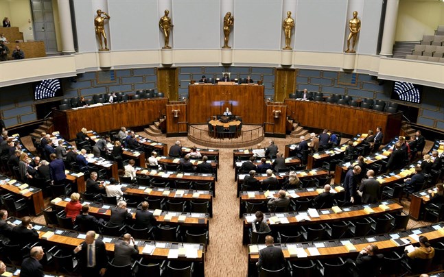 Ekonomiexperter bedömer att Finlands ekonomi kan behöva en reducering på ungefär 10 miljarder euro efter coronakrisen. Riksdagsledamöter i regionen säger att följderna för välfärdssamhället blir allvarliga.