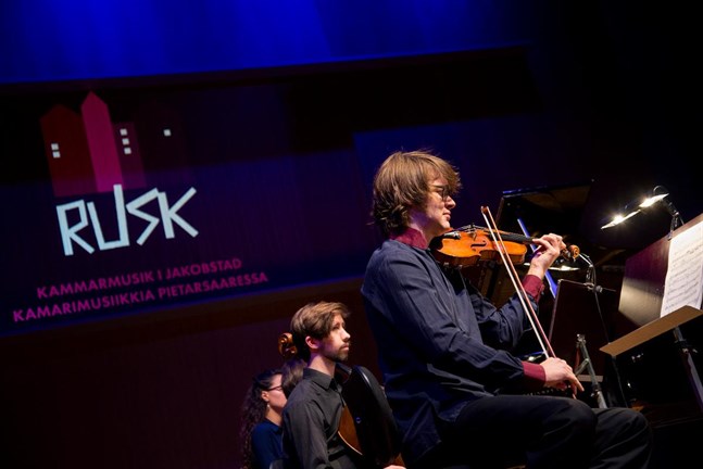 Violinisten Hugo Ticciati har en stark passion för kammarmusik och brukar uppträda både på festivaler och i konsertsalar runtom i Europa och fjärran östern.