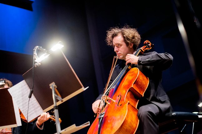 Cellisten Julian Arp, som medverkade i lördagens konsert, är särskilt engagerad i att framföra samtida musik.