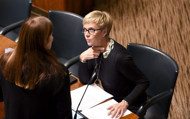SFP:s Veronica Rehn-Kivi sitter i riksdagens social- och hälsovårdsutskott.