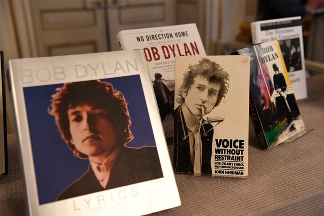 Bob Dylans verk uppställda i Börshuset i Stockholm.