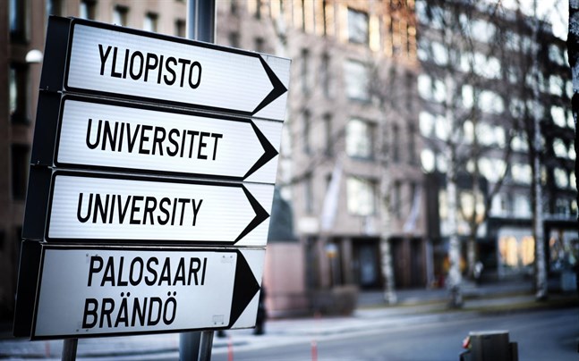 Vägvisare på Kyrkoesplanaden till Vasa universitet.