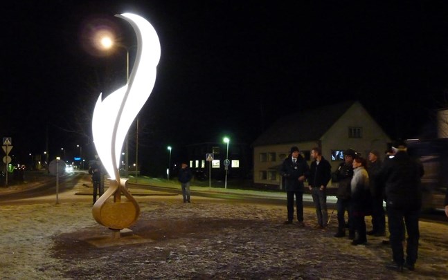 Guldpennan är tänd och fick lysa en stund i guldgult sken innan den gick över i blått sken för att ära det 100-åriga Finland.