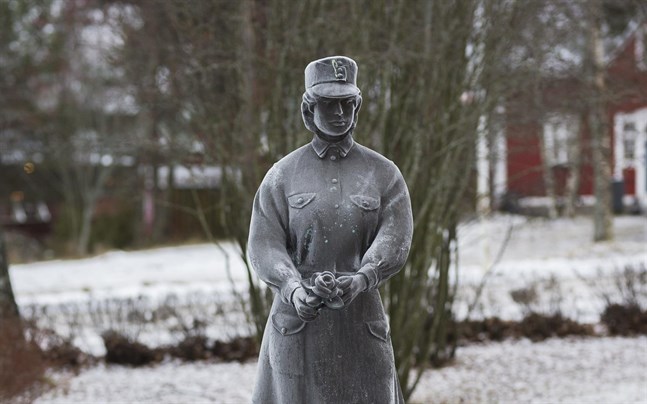 Arkivbild: Lottastatyn i Karleby.