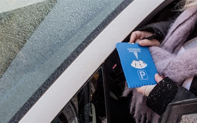 En höjning av felparkeringsavgiften föreslås i Karleby.